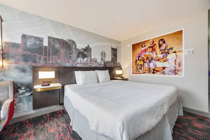 Room 33 of 98